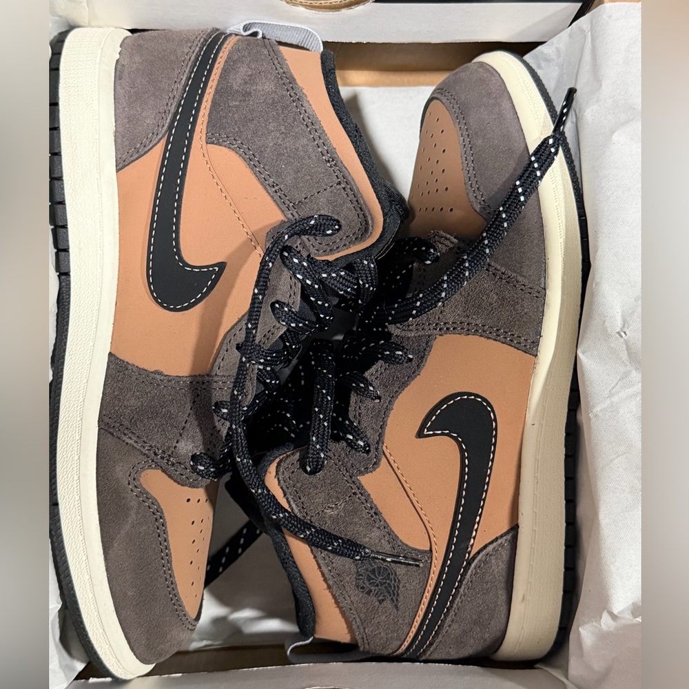 Jordan 1 Mid - Picture 2 of 3